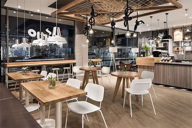 Sắp xếp và trang trí hài hòa không gian quán